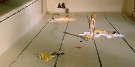 La ragazza del bagno pubblico 10