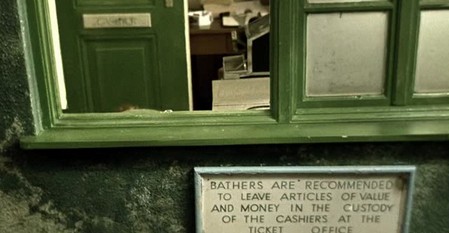 La ragazza del bagno pubblico 9