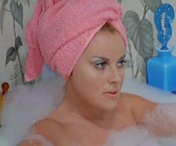 Le foto proibite di una signora perbene foto 3