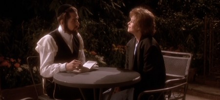 16 Una estranea fra noi