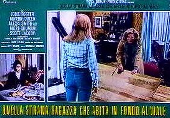 Quella strana ragazza che abita in fondo al viale locandina 4