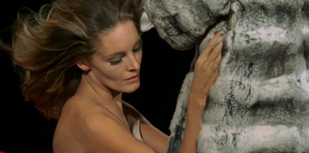 Una lucertola con la pelle di donna 17