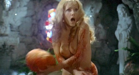 La morte va a braccetto con le vergini 16