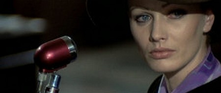 Una farfalla con le ali insanguinate 11