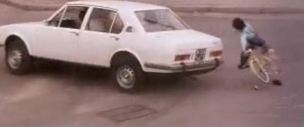 32 La polizia sta a guardare