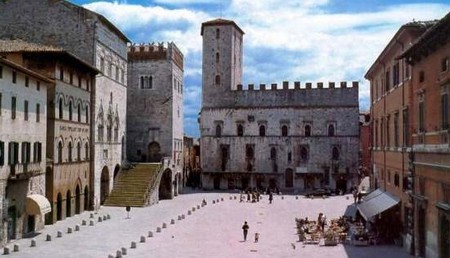 Per grazia ricevuta location piazza Vittorio Emanuele di Todi