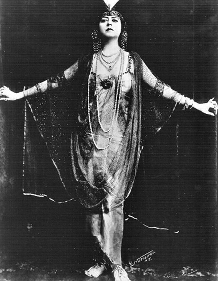 3-1 Helen Gardner in Cleopatra