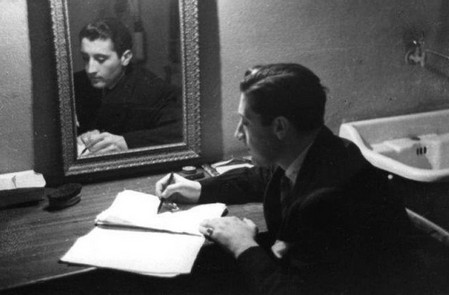 1-3-nei-camerini-del-teatro-ariostovictor-o-i-ragazzi-al-potere-teatro